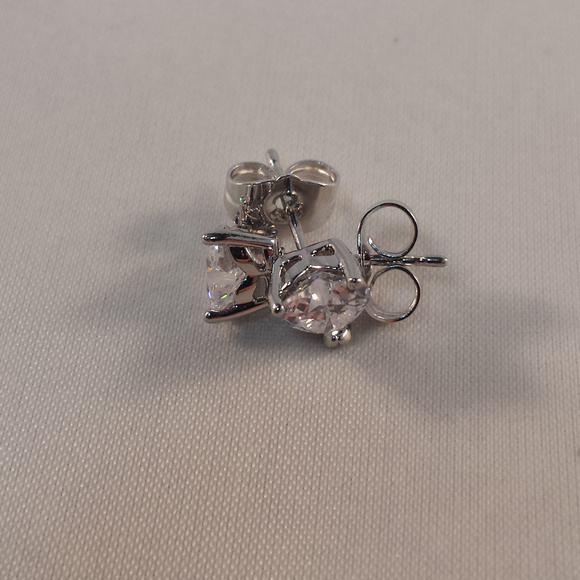 18K White Gold Filled Silver Heart Zircon Diamond Stud Earrings 6mm - Picture 3 of 4